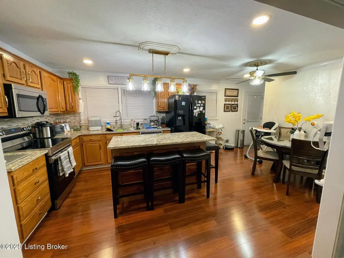 4304 Naneen Dr, Louisville, KY 40216 - Image #1