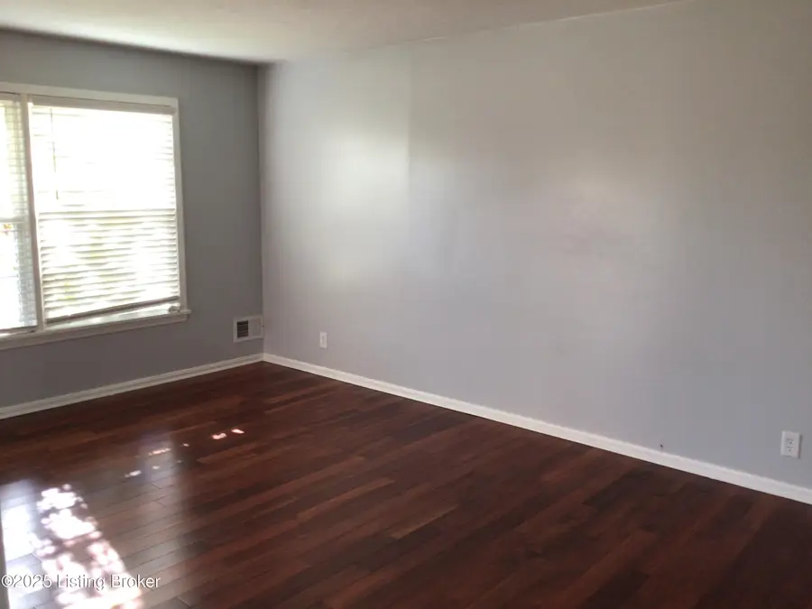 9203 Windsor Park Dr, Louisville, KY 40272 - Image #3