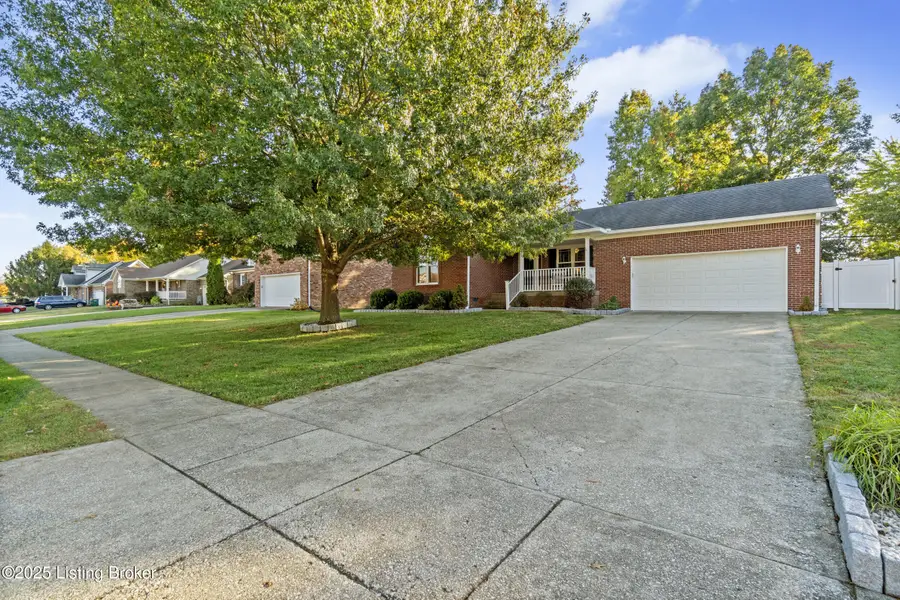 335 Shady Brook Ln, Louisville, KY 40229 - Image #2