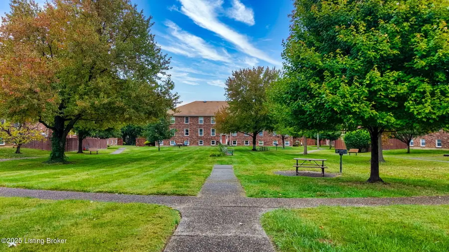 1007 Lake Pl #H-11, Louisville, KY 40222 - Image #3