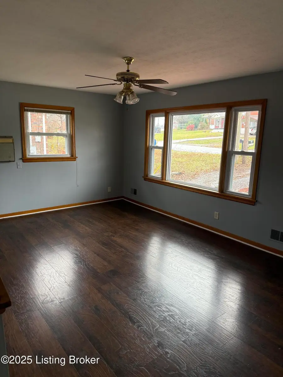 6909 Rock Hollow Dr, Louisville, KY 40219 - Image #2