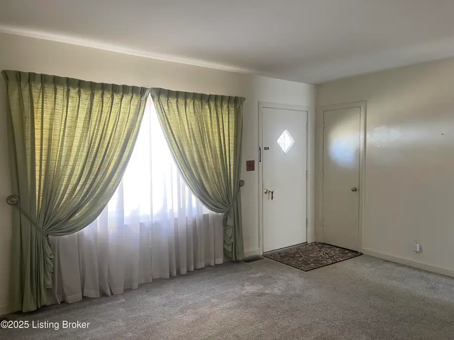 2006 Patricia Dr, Louisville, KY 40272 - Image #3