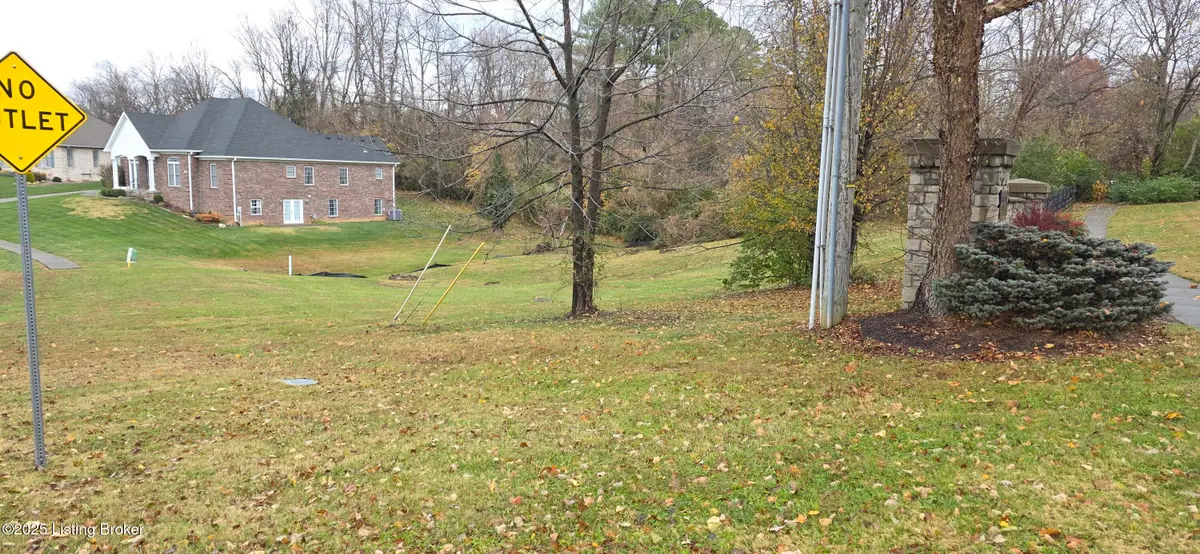 7913 Cresthaven Dr, Louisville, KY 40228 - Image #1