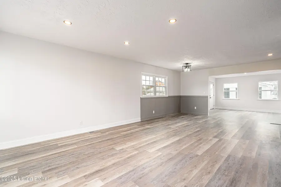 9109 Seaforth Dr, Louisville, KY 40258 - Image #2