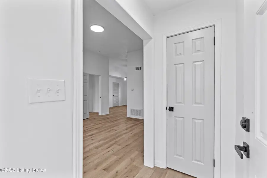 7011 Betsy Ross Dr, Louisville, KY 40272 - Image #3