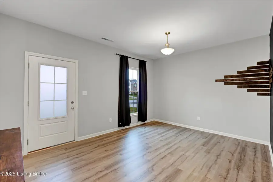 8426 Gateway Run Rd, Louisville, KY 40229 - Image #2