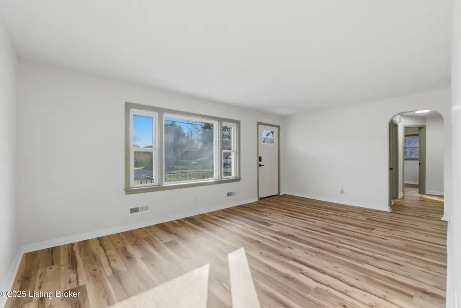 2223 Thistledawn Dr, Louisville, KY 40216 - Image #2