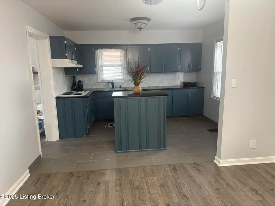 1818 Lewiston Dr, Louisville, KY 40216 - Image #3