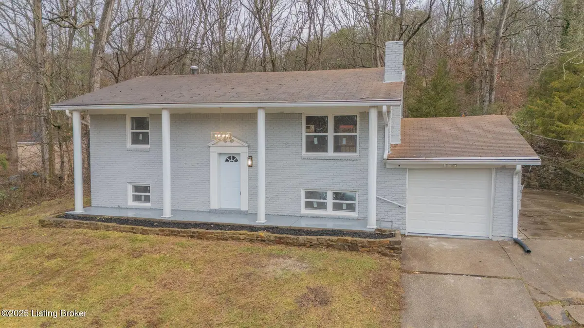 8221 Saint Anthonys Church Rd, Louisville, KY 40214 - #1