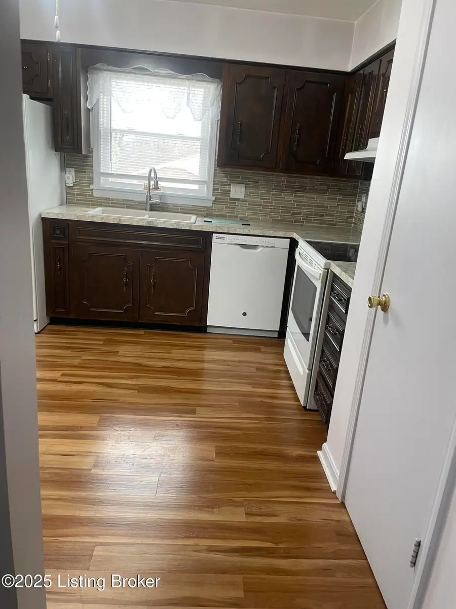 2618 Windsor Forest Dr, Louisville, KY 40272 - Image #3