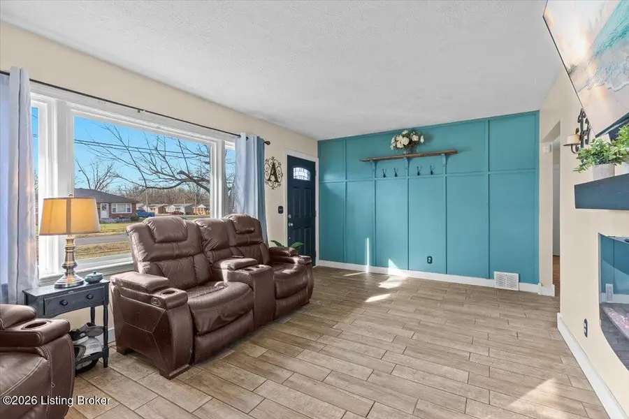 2023 Dixie Garden Dr, Louisville, KY 40272 - Image #3