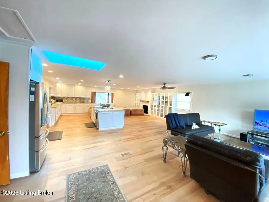 1973 Meadowcreek Dr, Louisville, KY 40218 - Image #2