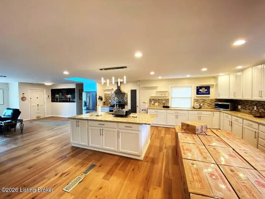 1973 Meadowcreek Dr, Louisville, KY 40218 - Image #3