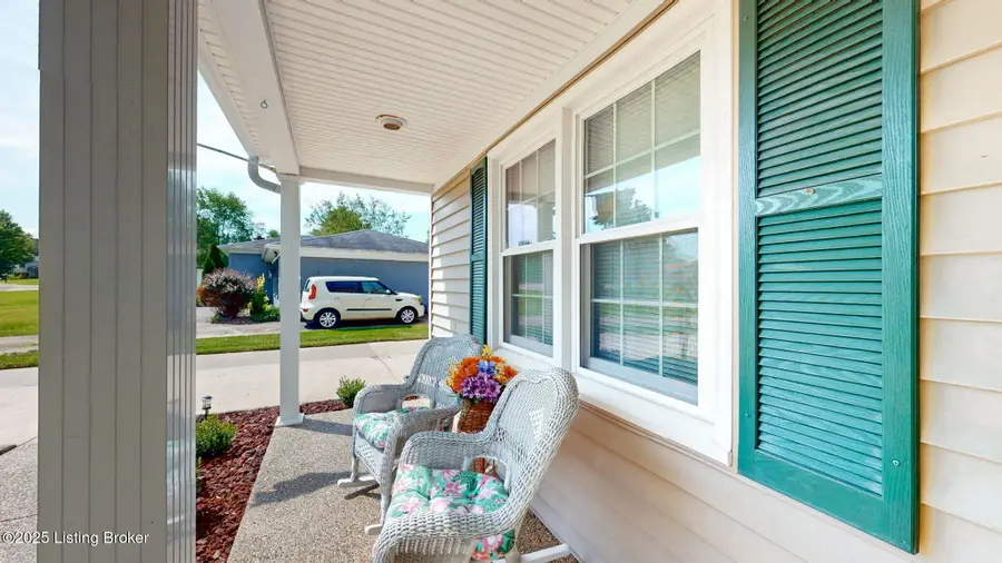 7804 Apple Valley Dr, Louisville, KY 40228 - Image #2