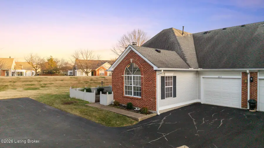 3813 Greenhurst Dr, Louisville, KY 40299 - Image #2
