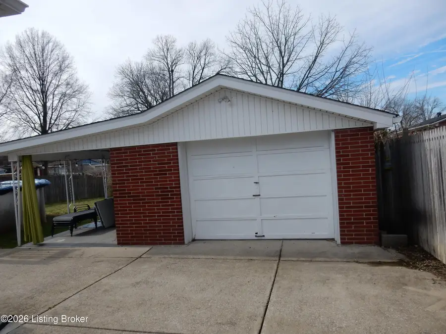 8202 Westray Ln, Louisville, KY 40219 - Image #2