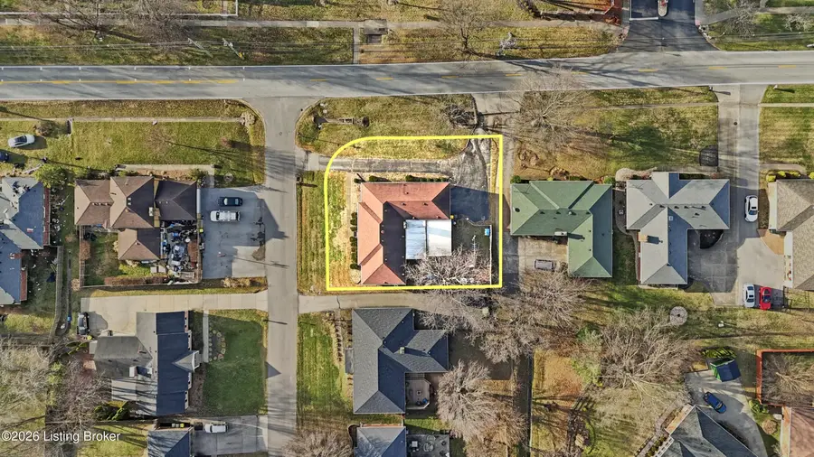 10501 Lawrencekirk Ct, Douglass Hills, KY 40243 - Image #3