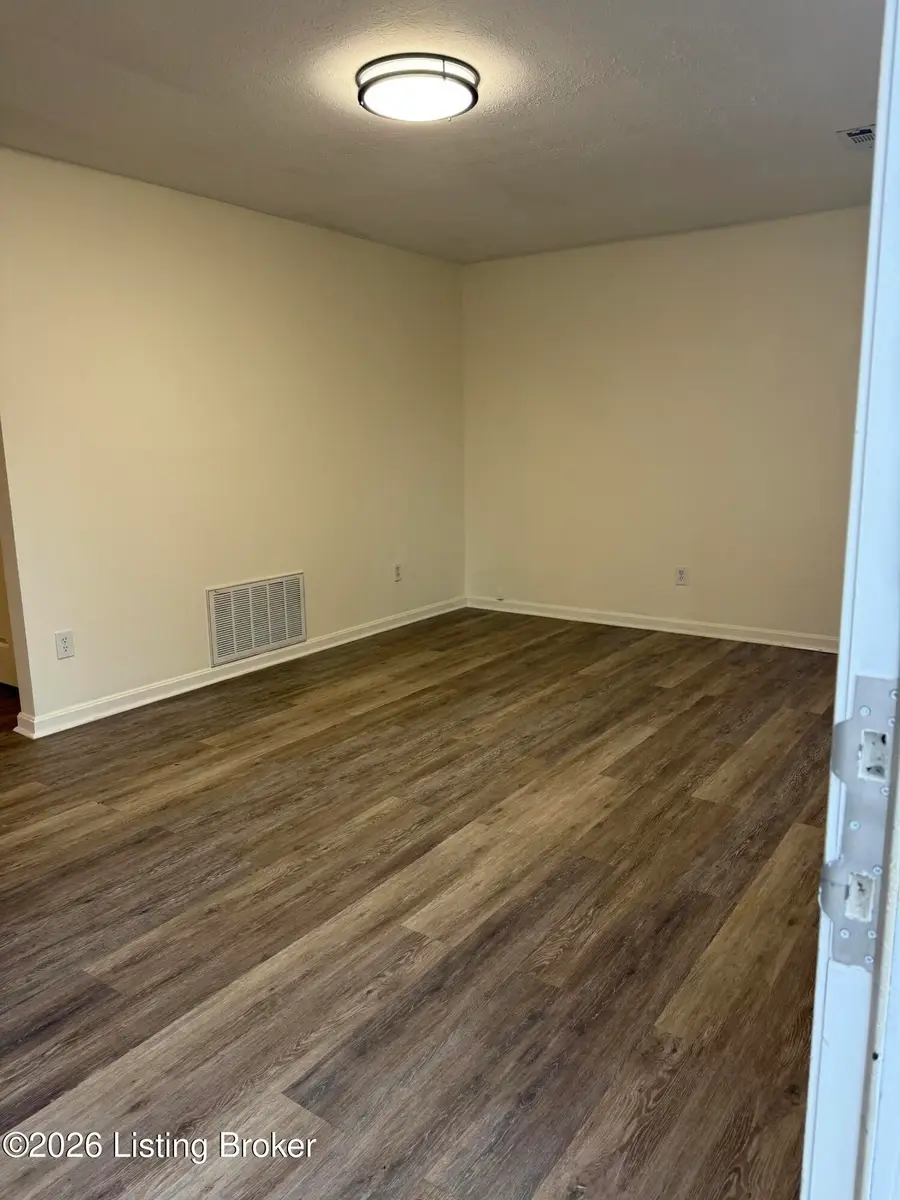 341 Smith Ln, Louisville, KY 40229 - Image #2