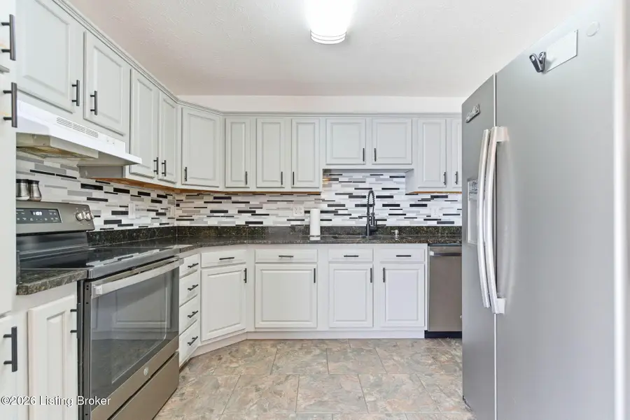 8811 Old Ironsides Dr, Louisville, KY 40228 - Image #2