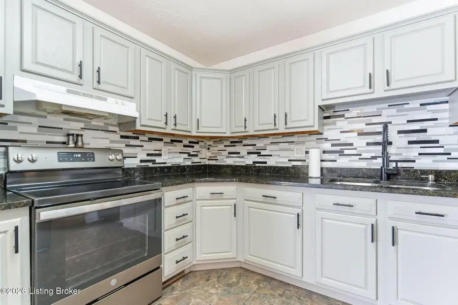 8811 Old Ironsides Dr, Louisville, KY 40228 - Image #3