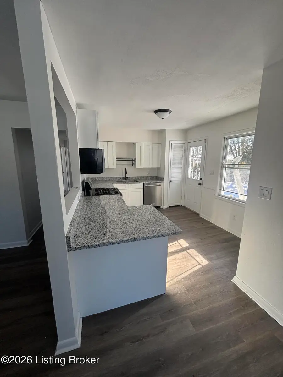 5214 Red Oak Ln, Louisville, KY 40218 - Image #3