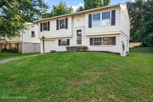 3912 Riveroaks Cir, Louisville, KY 40241