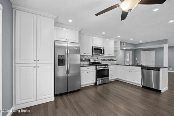 3920 Riveroaks Ln, Louisville, KY 40241