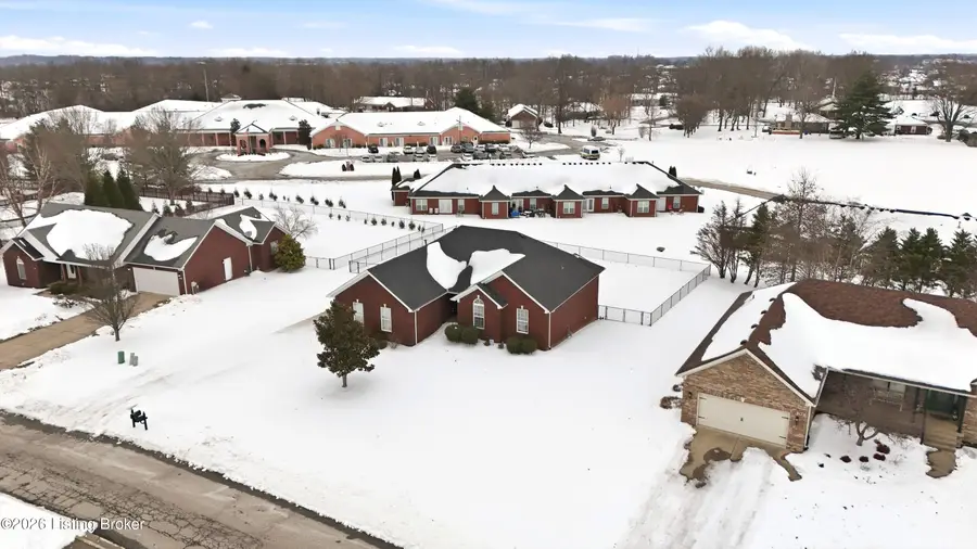 200 E Woodlake Cir, Mount Washington, KY 40047 - #3