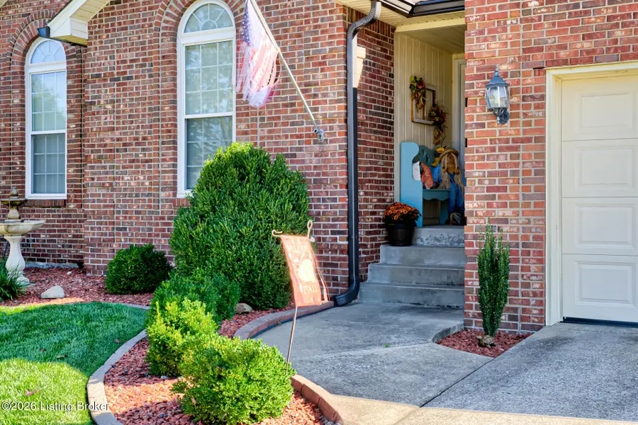 5126 Hunters Point Cir, Louisville, KY 40216 - #2