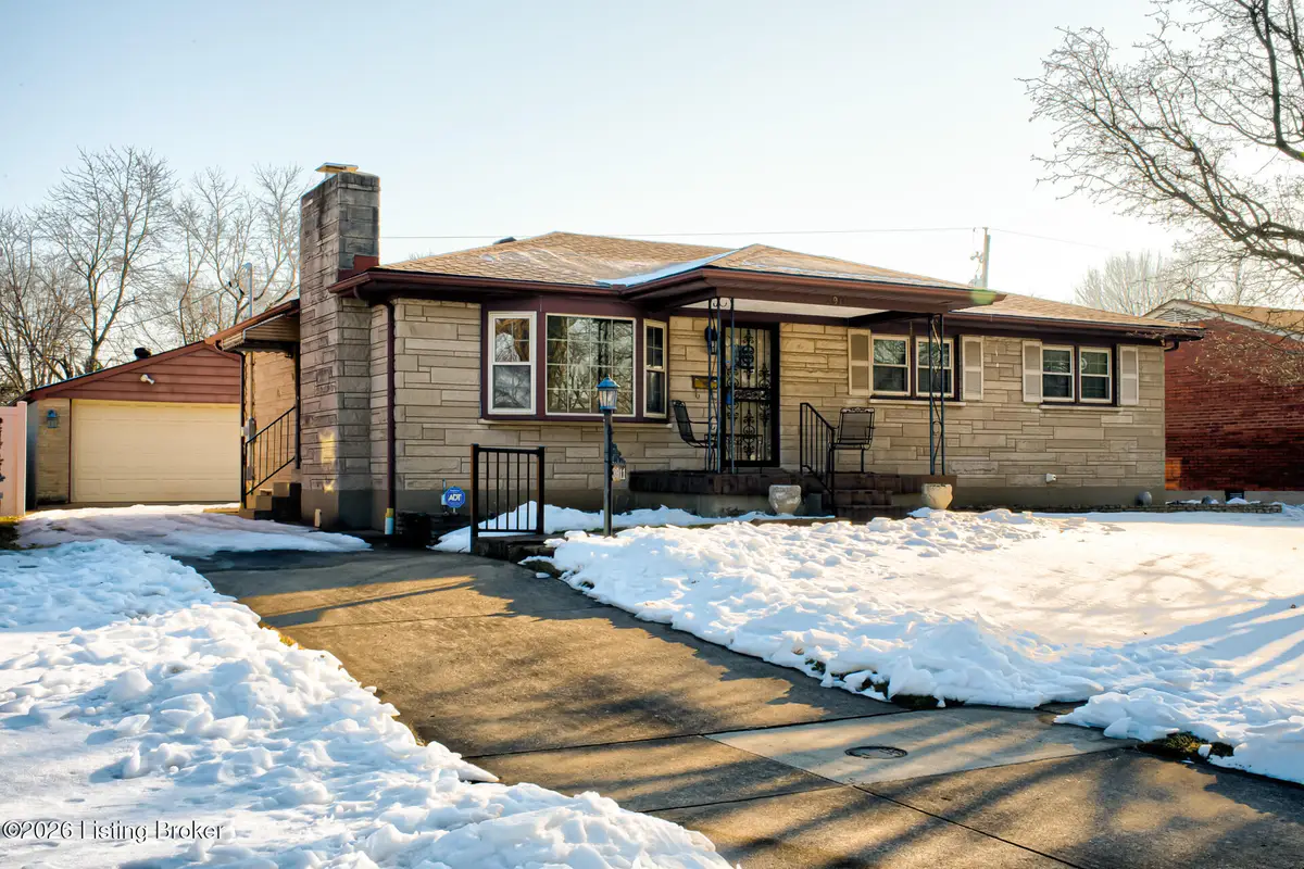 3911 Woodgate Ln, Louisville, KY 40220 - #1