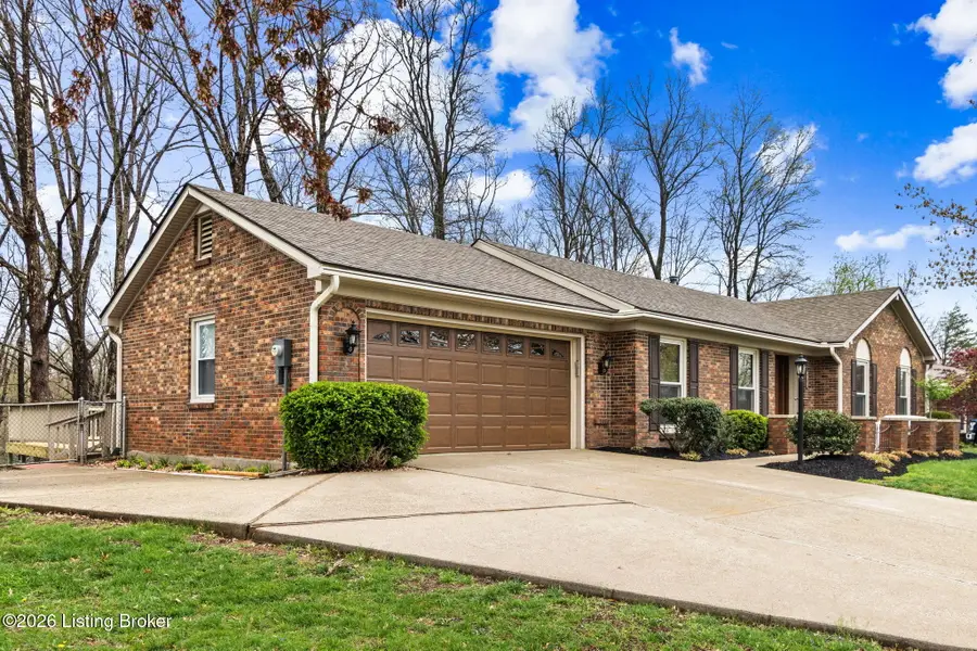 8817 Lakeridge Dr, Louisville, KY 40272 - #2