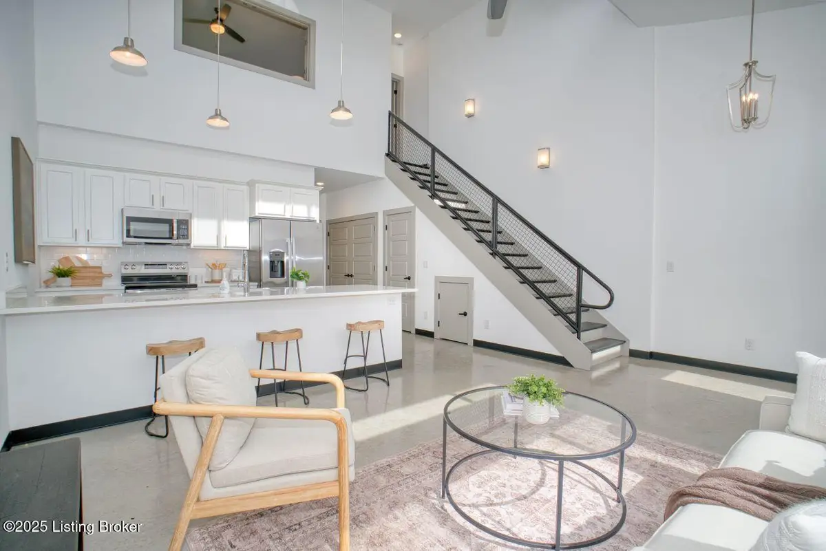 613 Burnett Farm Ln, Douglass Hills, KY 40243 - #1