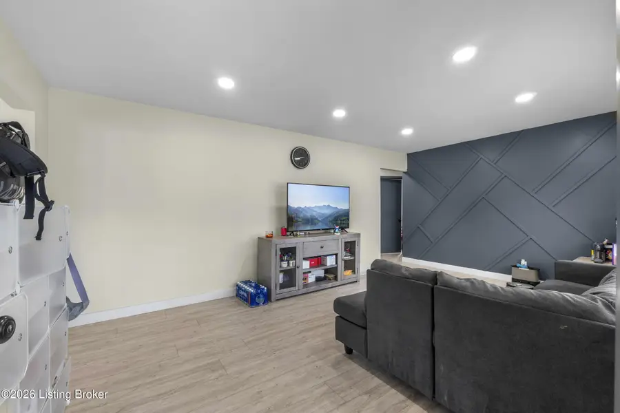 5502 Shorewood Dr, Louisville, KY 40214 - #2