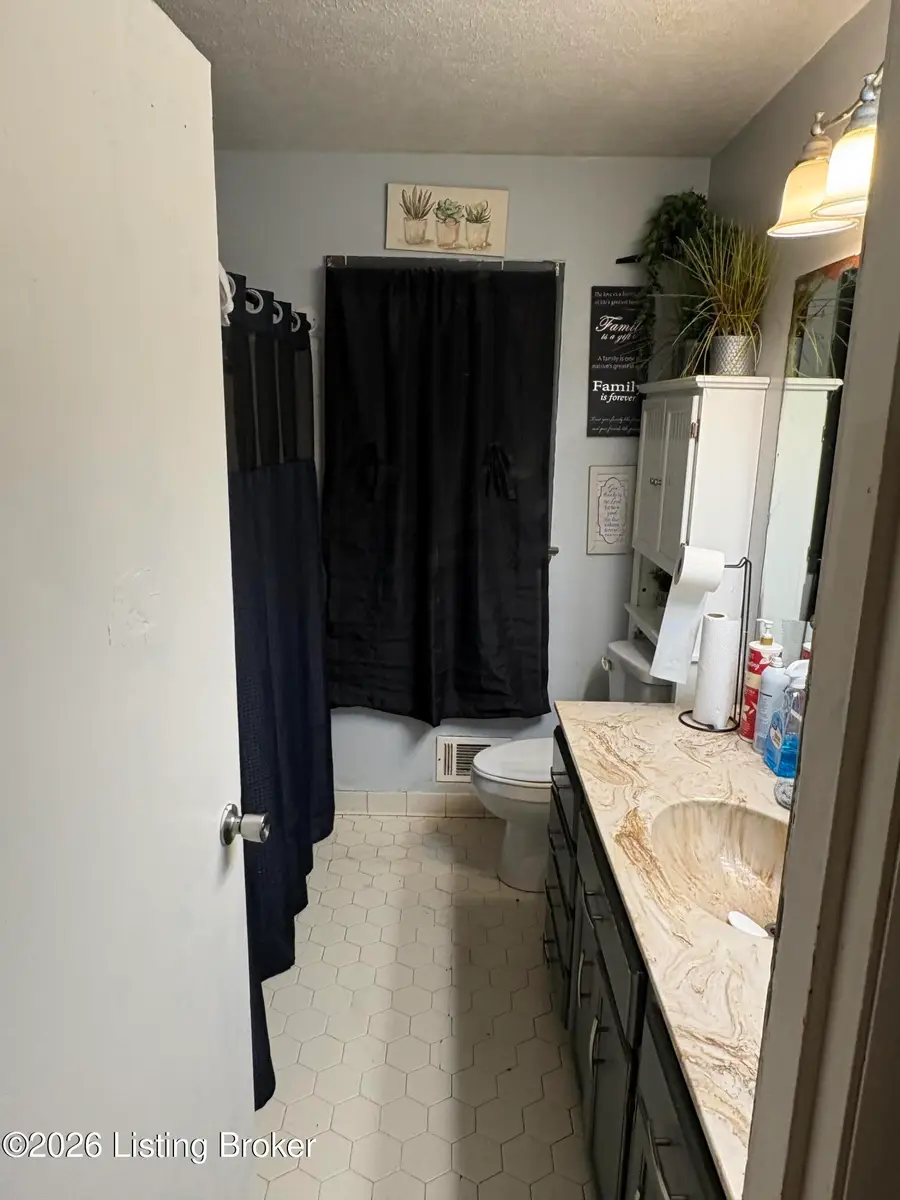 5615 Arvis Dr, Louisville, KY 40216 - #3