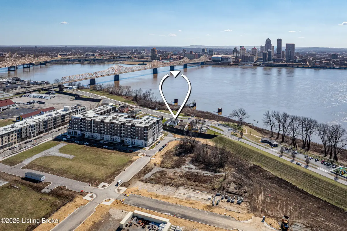 427 E Riverside Dr, Clarksville, IN 47129 - #1