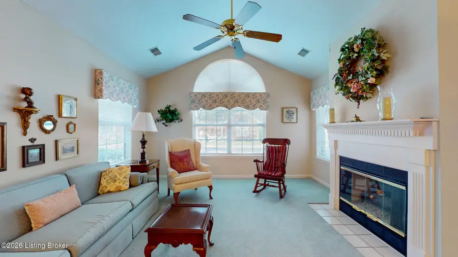 3827 Greenhurst Dr, Louisville, KY 40299 - #2