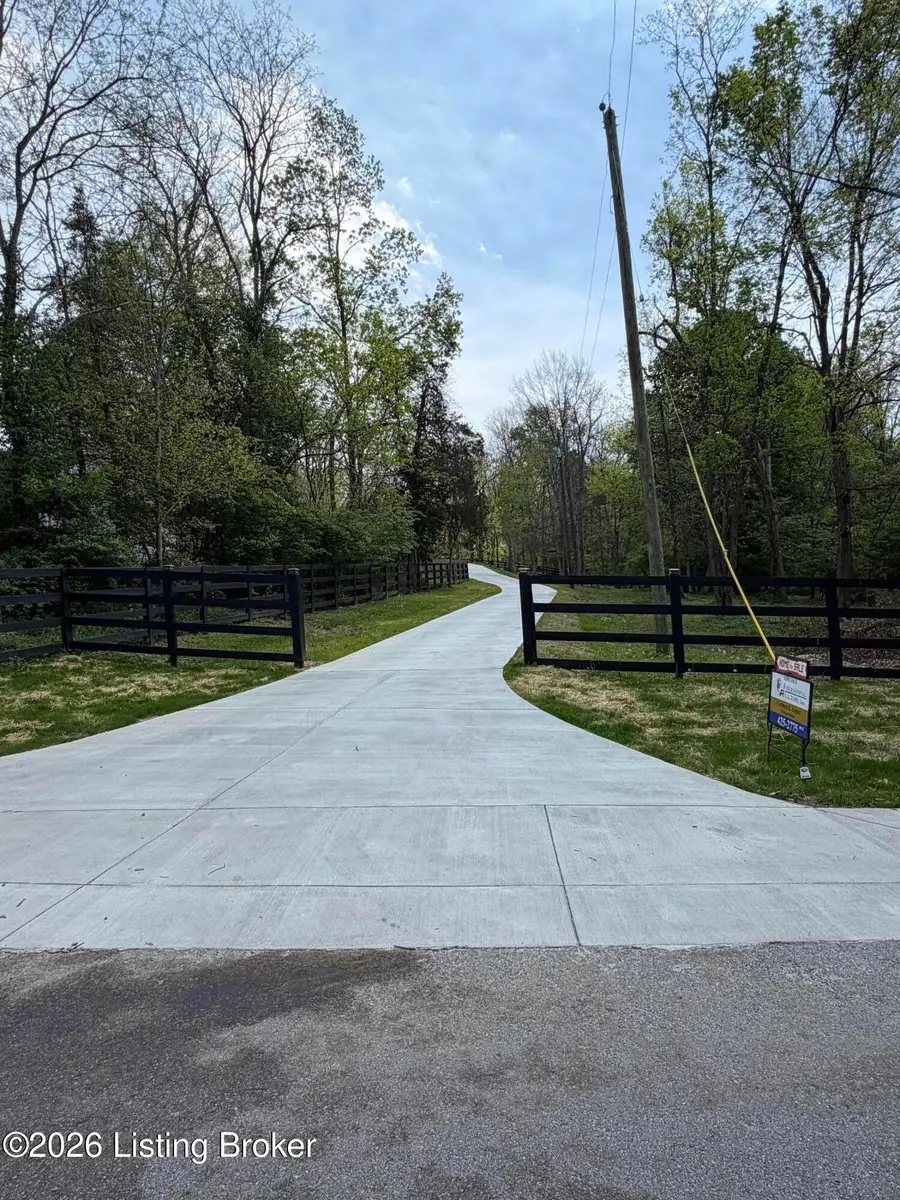 8105 Michael Ray Dr, Louisville, KY 40219 - #2