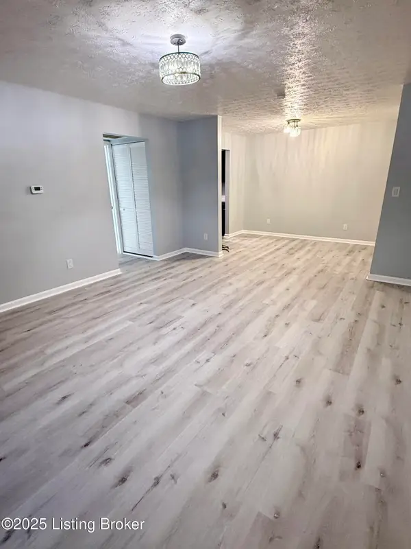 3504 Lodge Ln #APT 330, Louisville, KY 40218