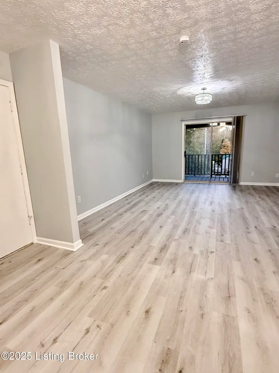 3504 Lodge Ln #APT 330, Louisville, KY 40218 - #2
