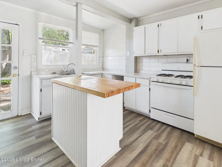 825 Schiller Ct, Louisville, KY 40204 - #2