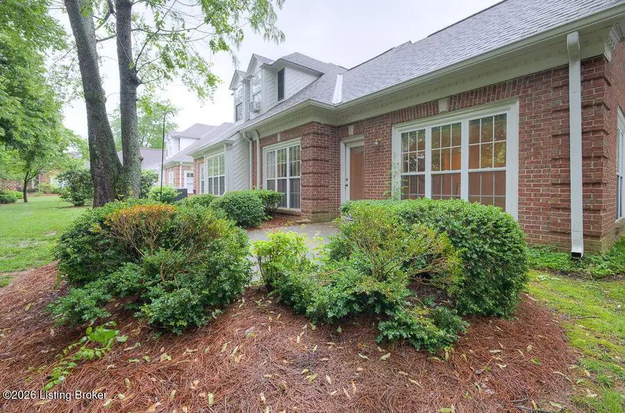 5939 Ashwood Bluff Dr, Louisville, KY 40207 - #2