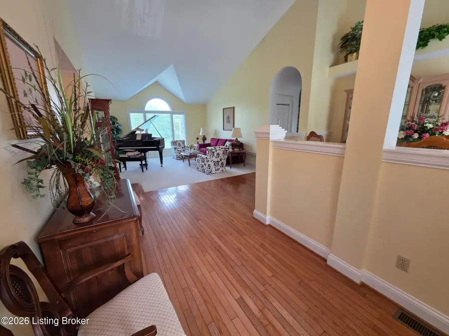 102 Lakeview Dr, Springfield, KY 40069 - #2