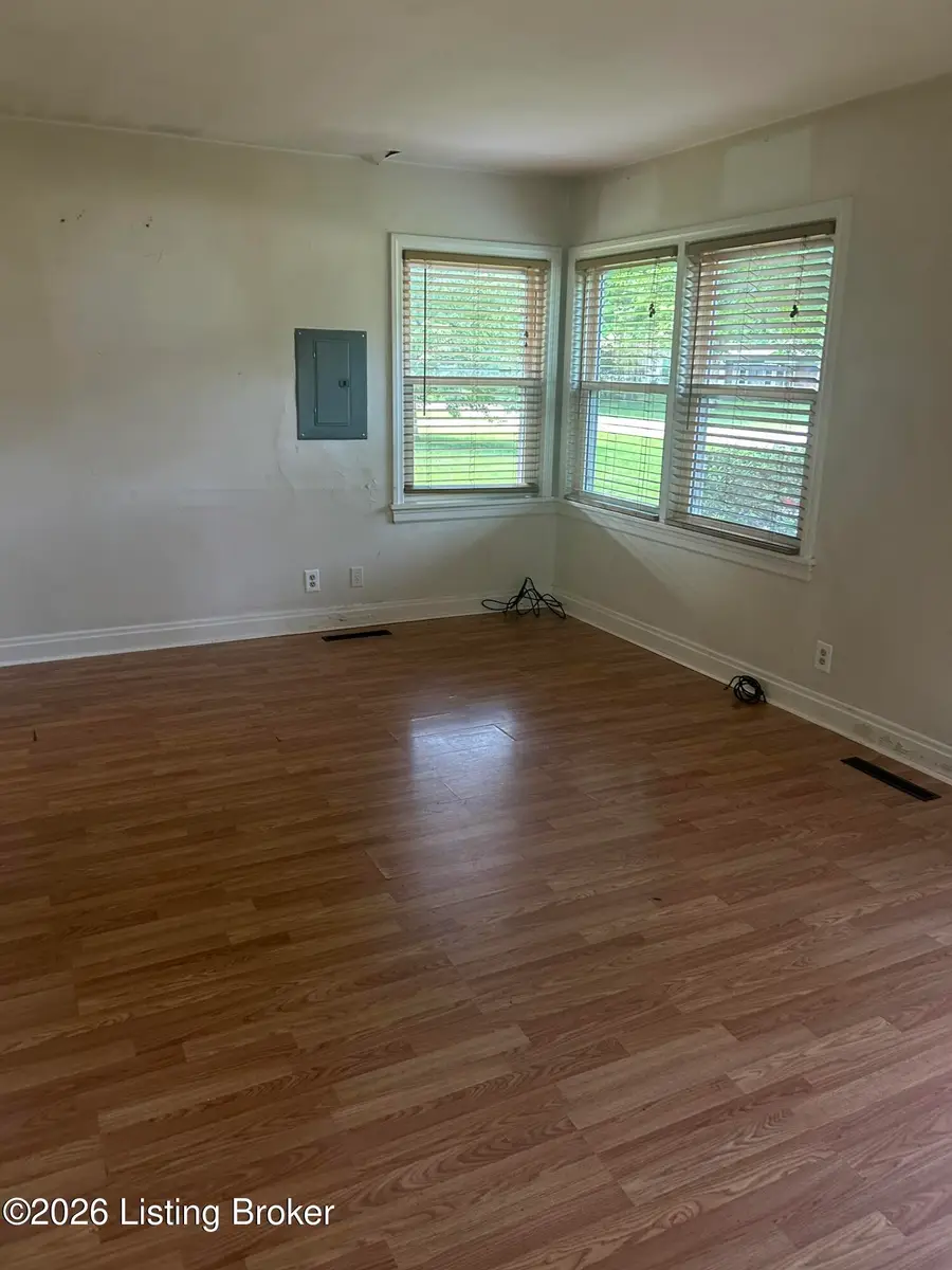 1908 Farrington Dr, Louisville, KY 40216 - #2