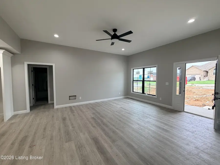 186 New Orleans Ct, Taylorsville, KY 40071 - #2