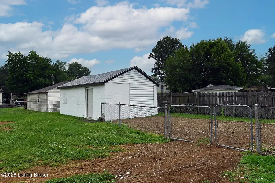 10301 Meadowview Dr, Louisville, KY 40272 - #3