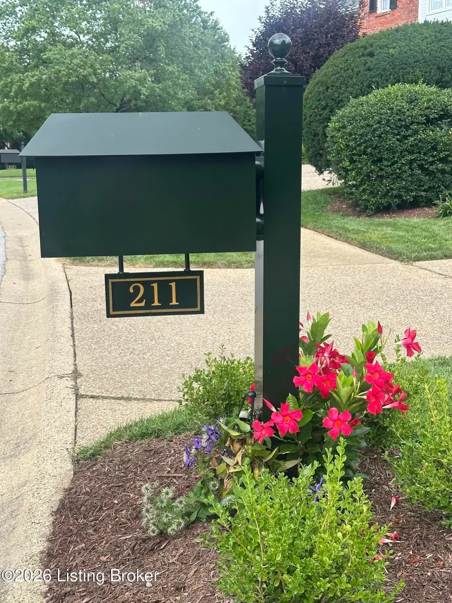 211 Pepperbush Rd, Louisville, KY 40207 - #2