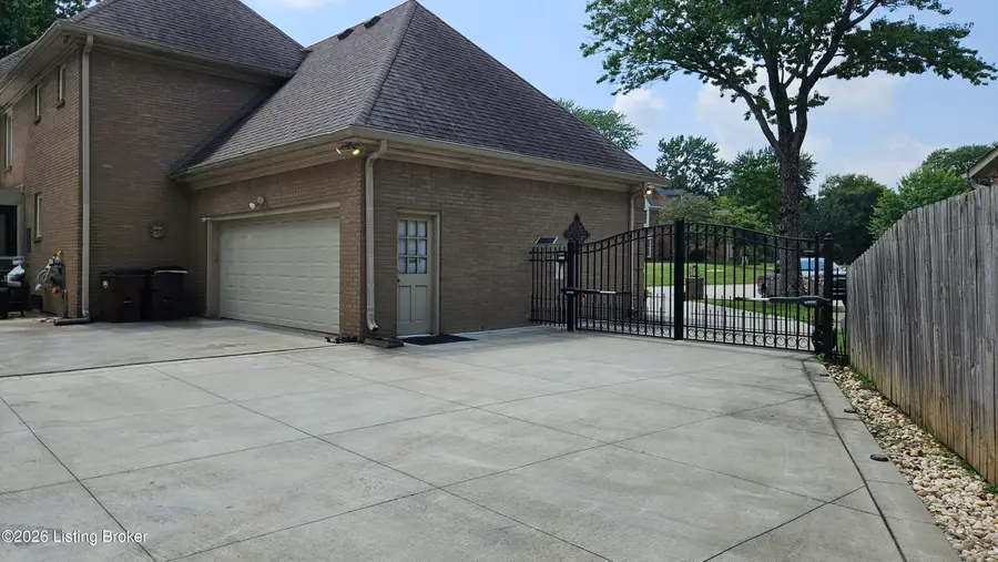 9214 Woodhurst Ct, Louisville, KY 40222 - #2