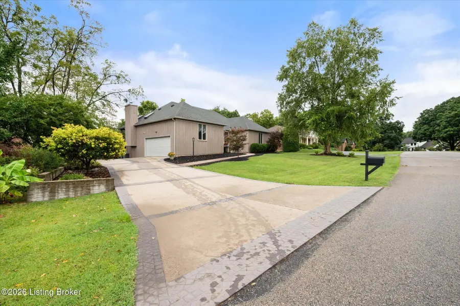 5407 Navajo Rd, Louisville, KY 40207 - #2