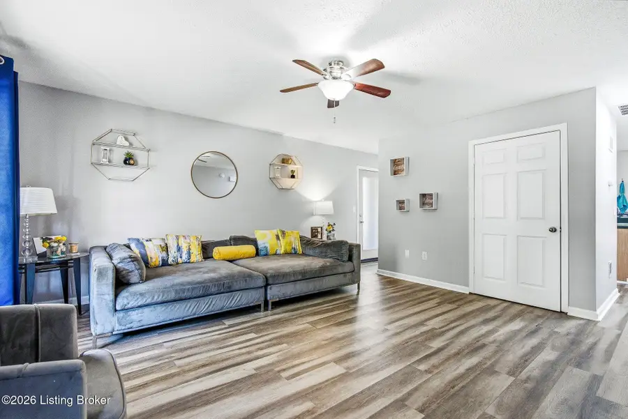 4811 Greenvale Cir, Louisville, KY 40272 - #2