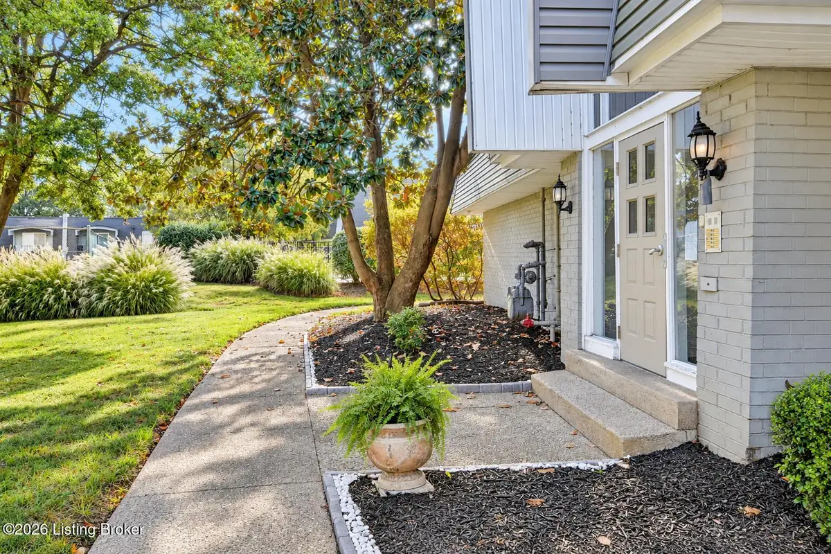819 La Fontenay Ct, Louisville, KY 40223 - #1